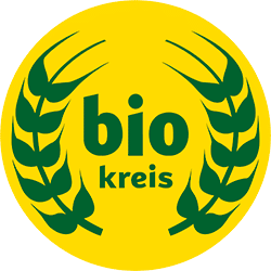Das Logo des Biokreis e.V. besteht aus dem Schriftzug "Biokreis" auf einem gelben Kreis. Umrandet wird der Schriftzug von zwei Ähren. 